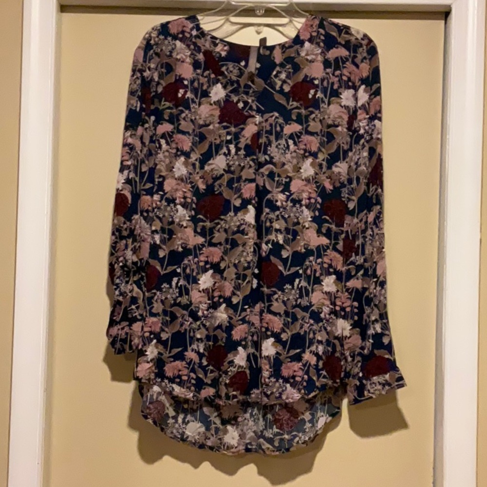 Brina & Em Lemmy V-neck navy floral, flowy Top